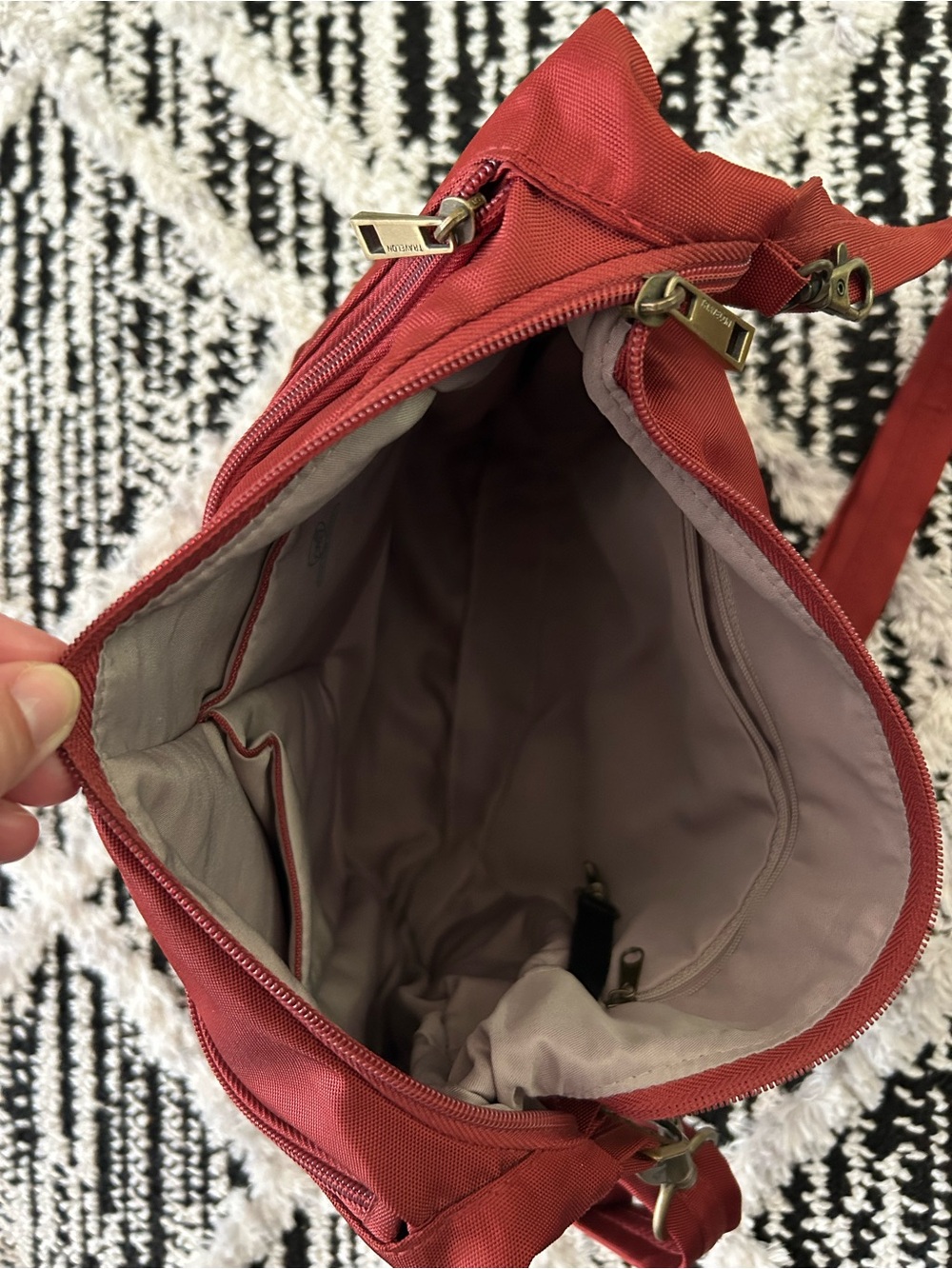 Travelon maroon hobo bag purse with internal rfid protector pocket - Picture 6 of 10
